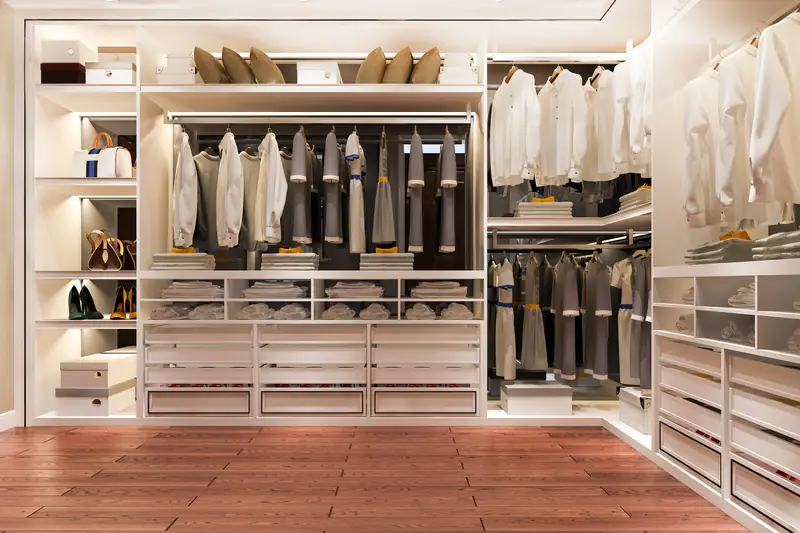 Closet planejado sob medida com módulos abertos e ilha central