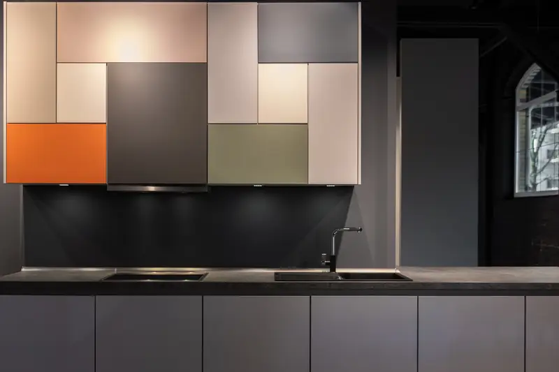 Cozinha planejada com armários sob medida e iluminação embutida