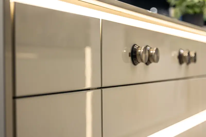 Gavetas de móvel planejado com acabamento em MDF e iluminação em LED