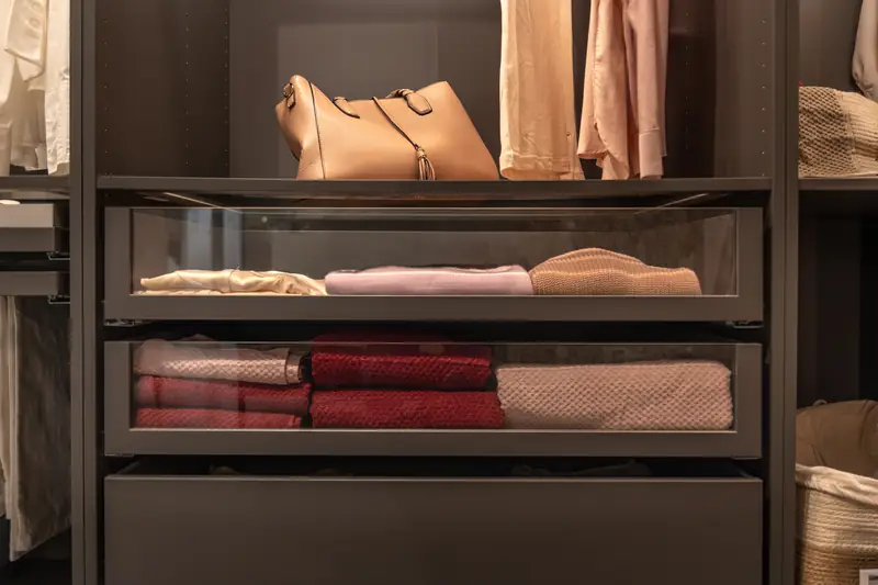 Gavetas internas de guarda-roupa planejado com organização interna
