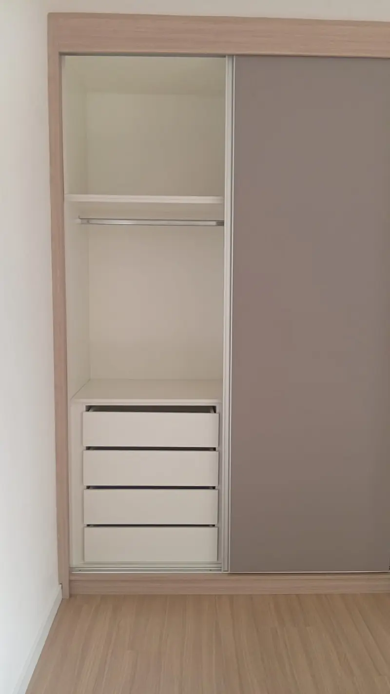Interior de guarda-roupa com cabideiro, prateleiras e gavetas