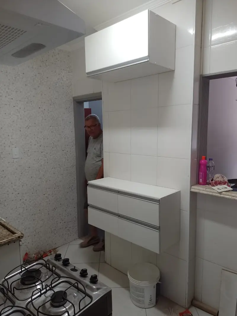 Cozinha planejada com cooktop embutido e gabinetes sob a bancada