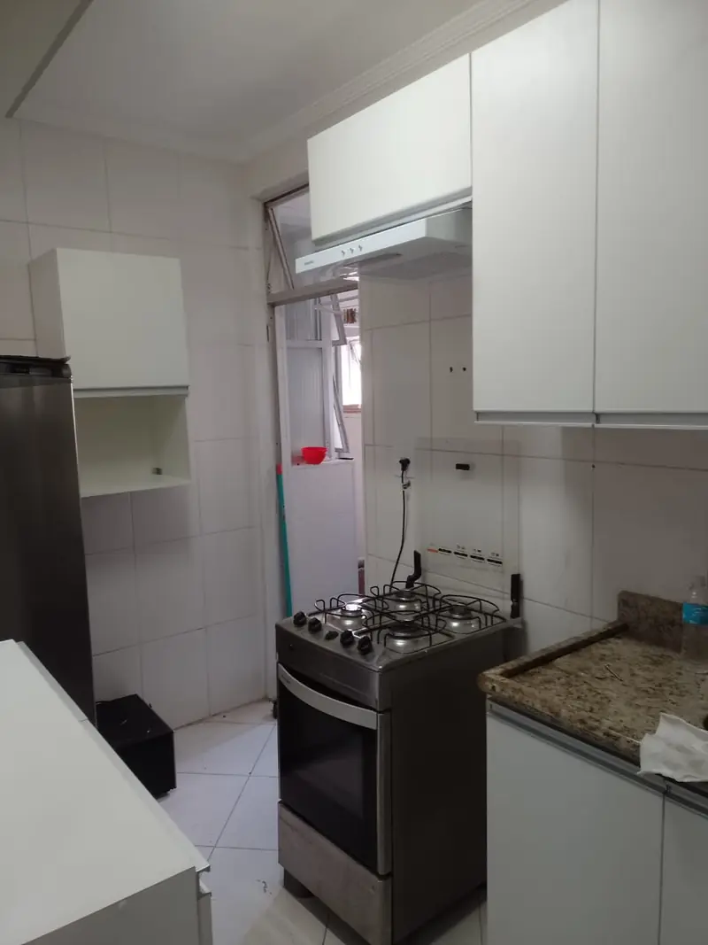Cozinha planejada com torre para forno e armários superiores