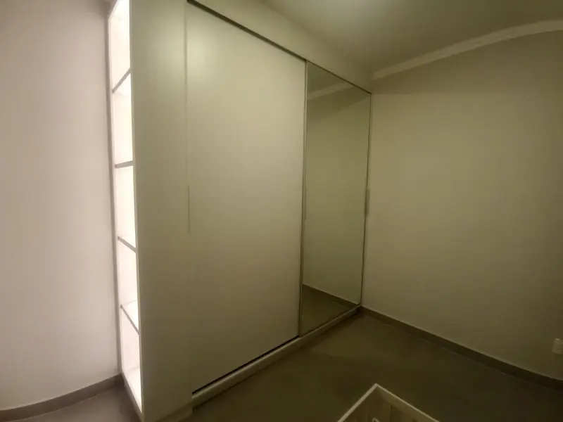 Guarda-roupa planejado branco com portas de correr