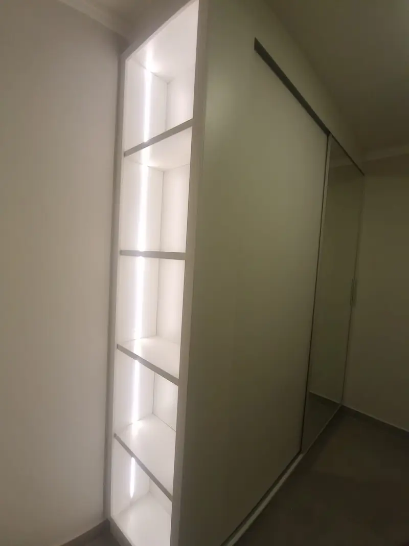 Guarda-roupa planejado com prateleiras internas e espelho