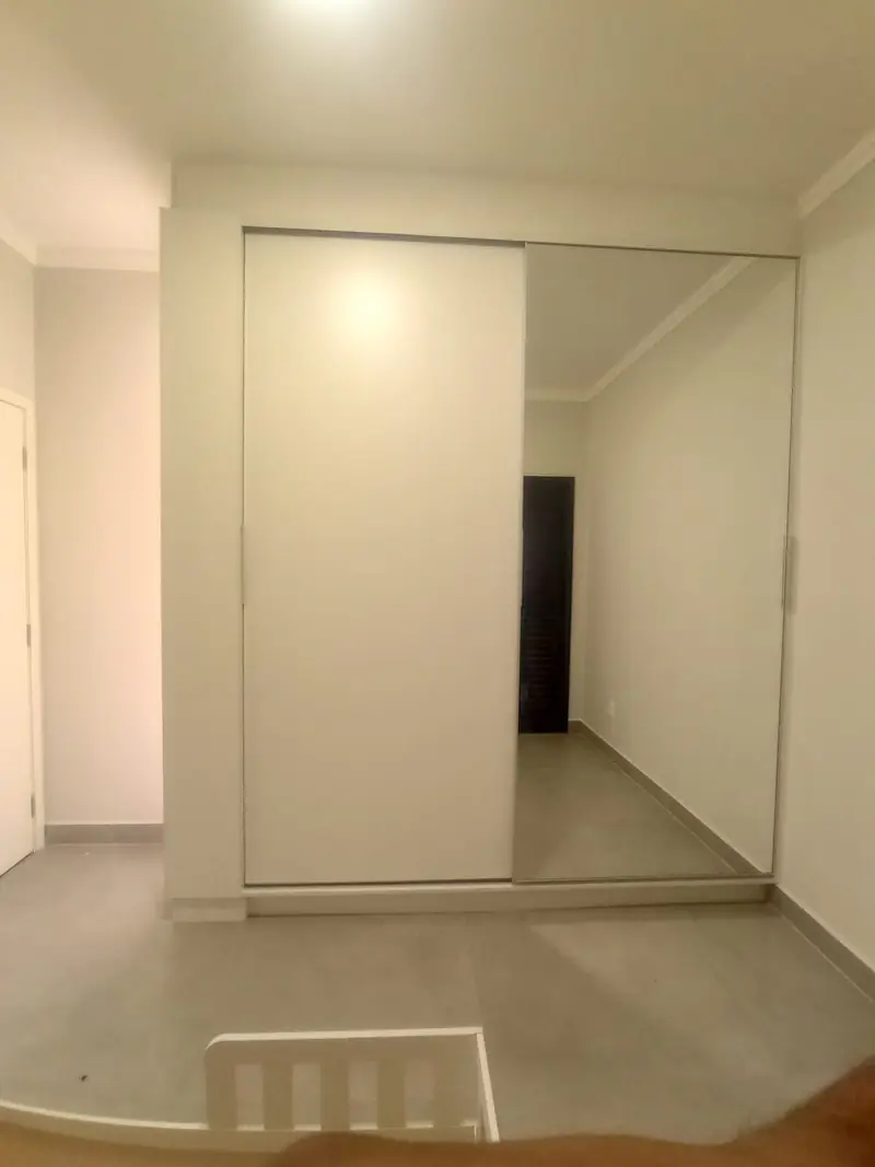 Guarda-roupa planejado branco instalado em dormitório