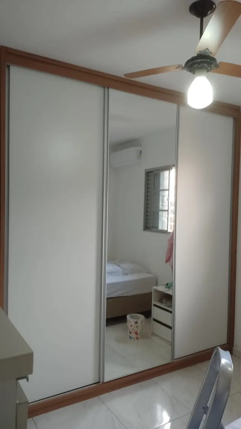 Guarda-roupa com porta espelhada de corpo inteiro