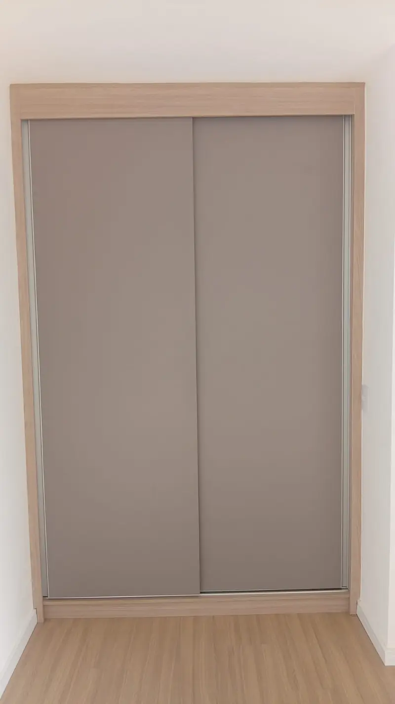Guarda-roupa com portas de correr e acabamento claro