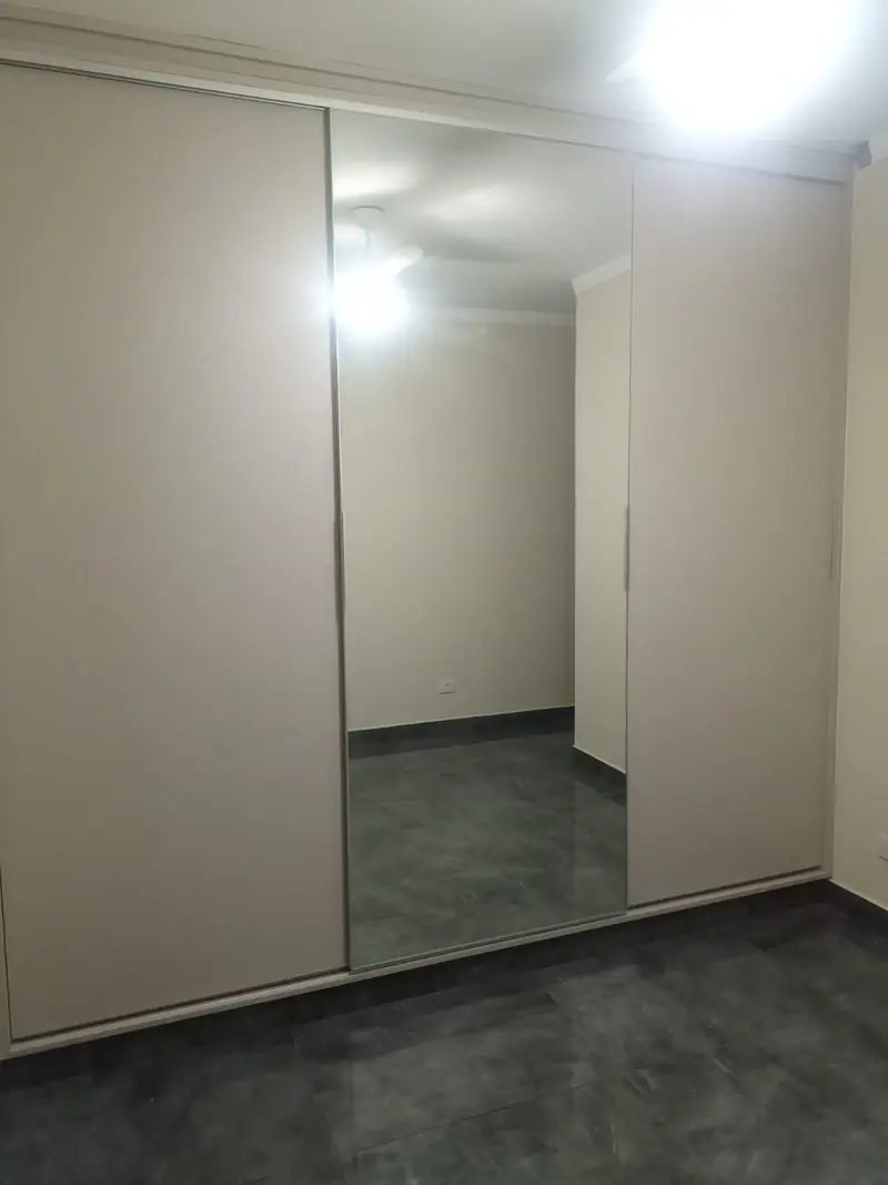 Roupeiro planejado com porta espelhada