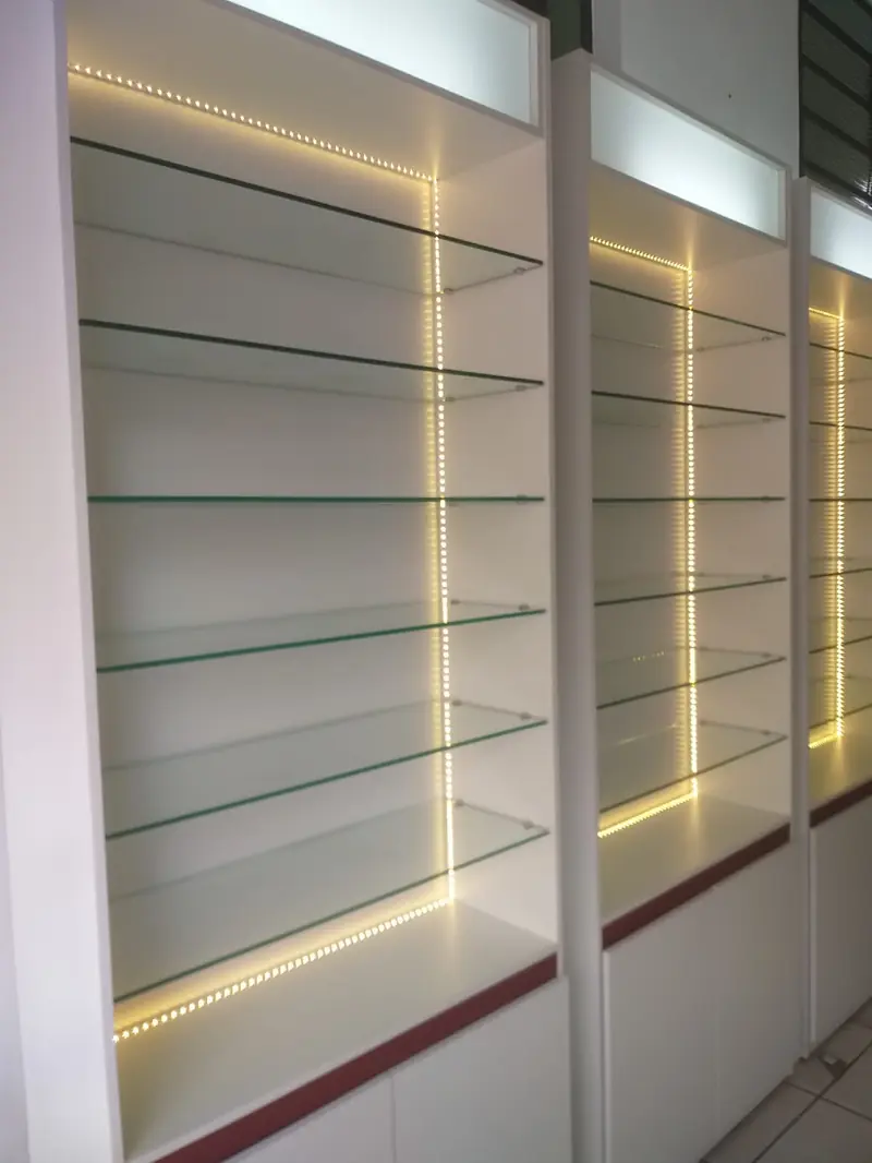 Vitrine planejada com prateleiras de vidro e fita de LED