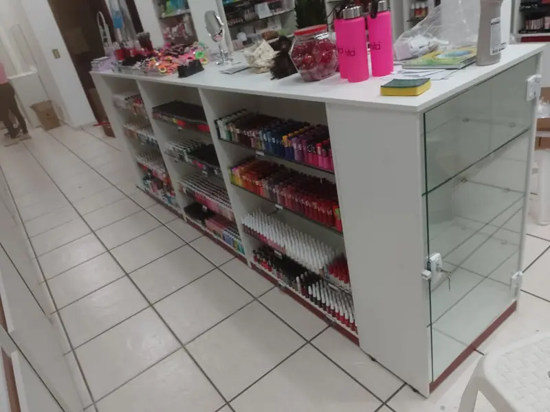 Balcão central com vitrine de vidro e produtos expostos