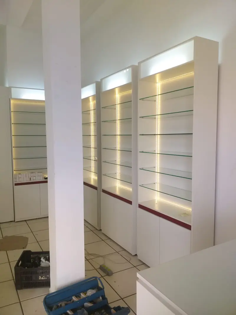 Expositores de parede com iluminação embutida em LED