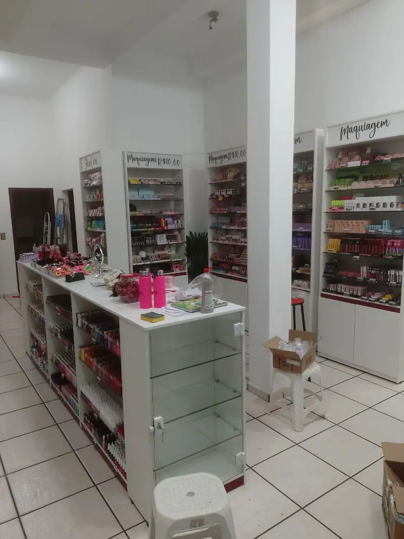 Salão da loja com balcão de atendimento e expositores