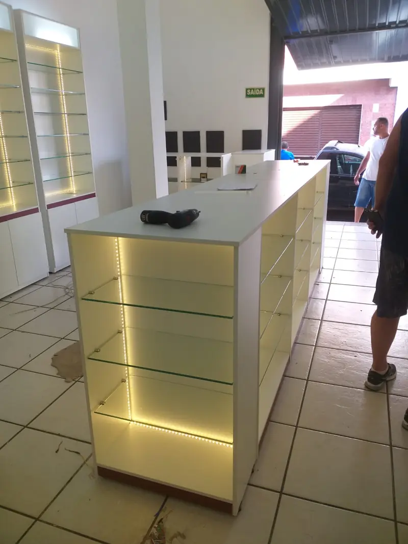 Balcão ilha com vitrine iluminada em vidro