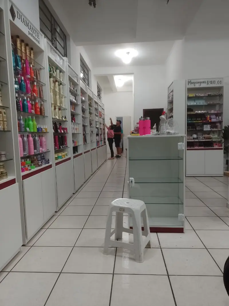 Corredor da loja com expositores e balcão de atendimento