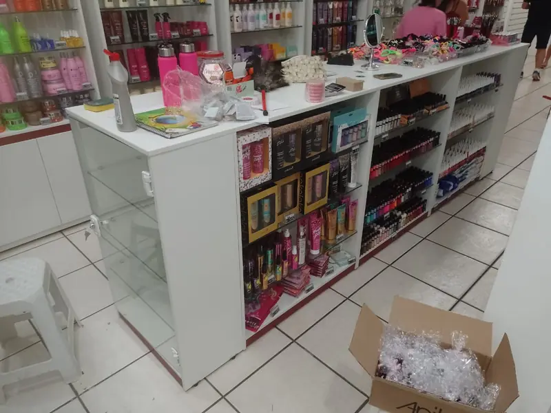 Balcão de atendimento com vitrine e produtos em exposição