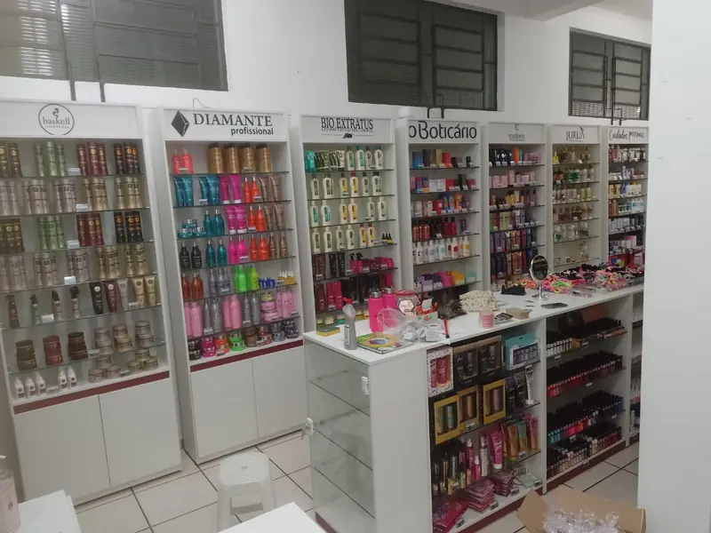 Expositores abastecidos com produtos de perfumaria