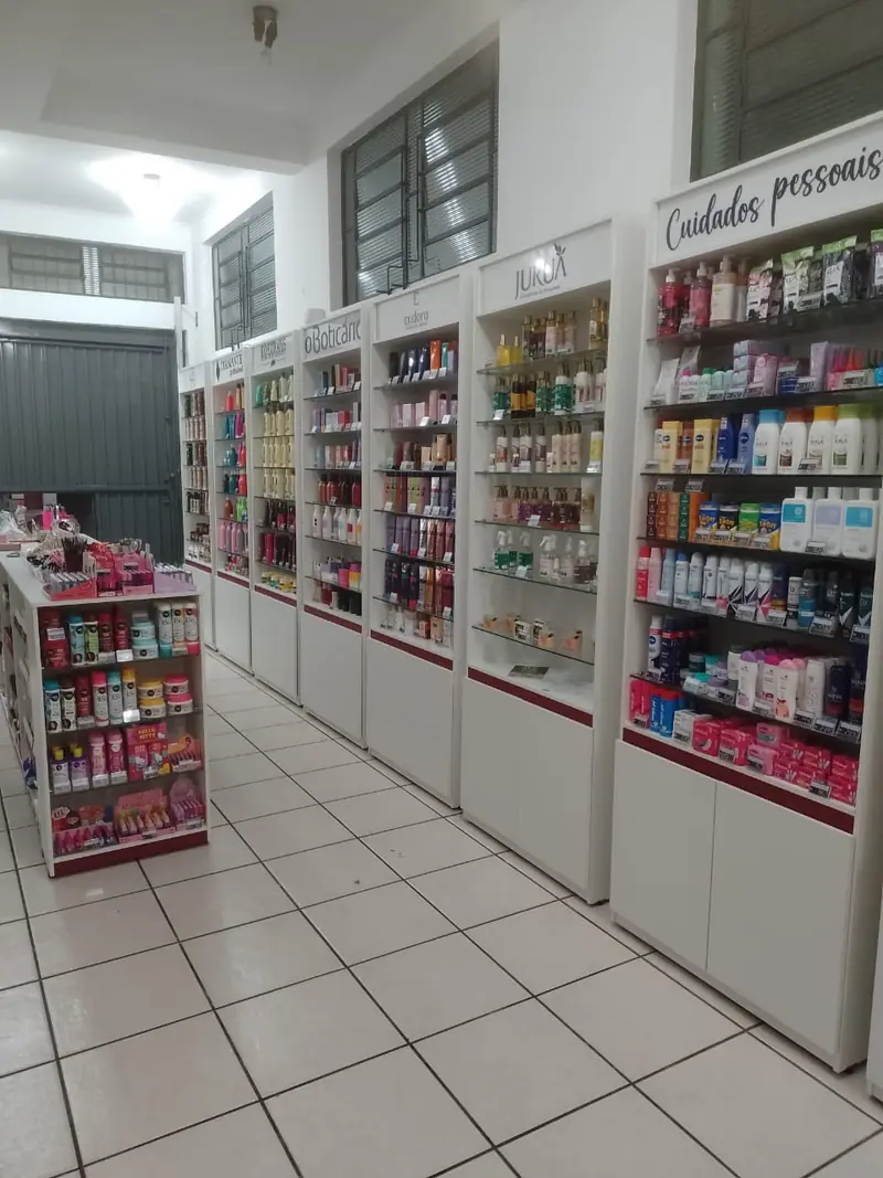 Loja de cosméticos completa, com expositores dos dois lados