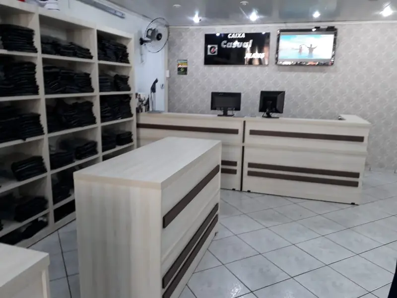 Balcão de atendimento e expositores em loja de vestuário