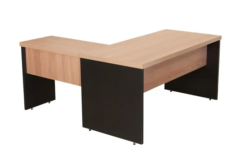 Mesa em L com painel frontal e pés em painel
