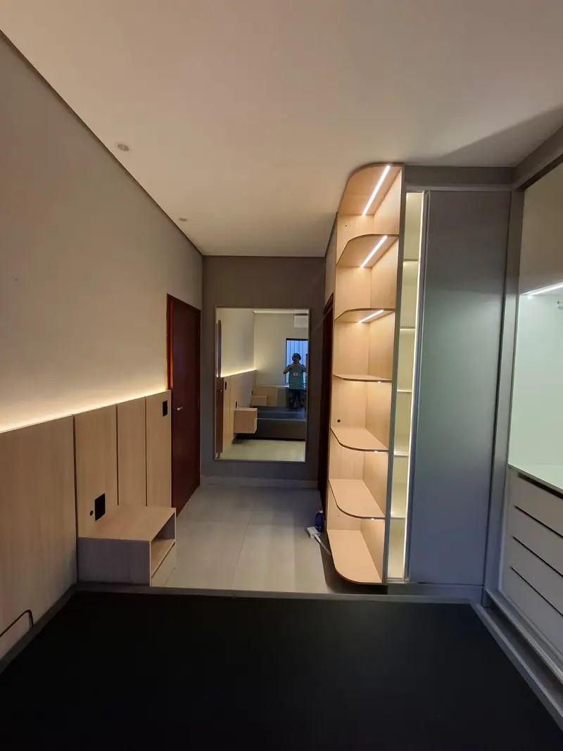 Painel ripado iluminado integrando corredor e sala
